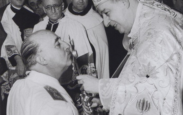 Accountable2019's tweet photo. Tras el Estado, la Iglesia es la mayor propietaria de inmuebles de España, no paga impuestos y la mayoría los robó. El Gobierno firmó exigir su devolución pero sigue sin hacerlo. https://t.co/0JVX9wwm1Z