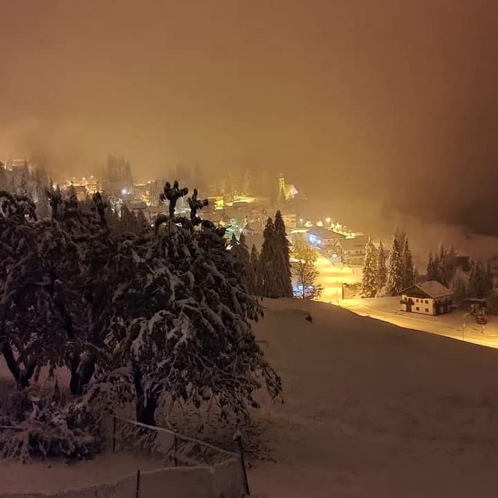 aleniggaz's tweet photo. La prima neve a Selva di Cadore qualche giorno fa, sullo sfondo perรฒ la chiesa di Santa Fosca sotto al Pelmo.. che spettacolo! ๐๏ธ๐๐ผ๏ธโ๏ธ๐๐ธ Foto di Giampiero Baldus #montagna #alpi #dolomiti #neve #autunno #selvadicadore #santafosca https://t.co/oC1la786z7