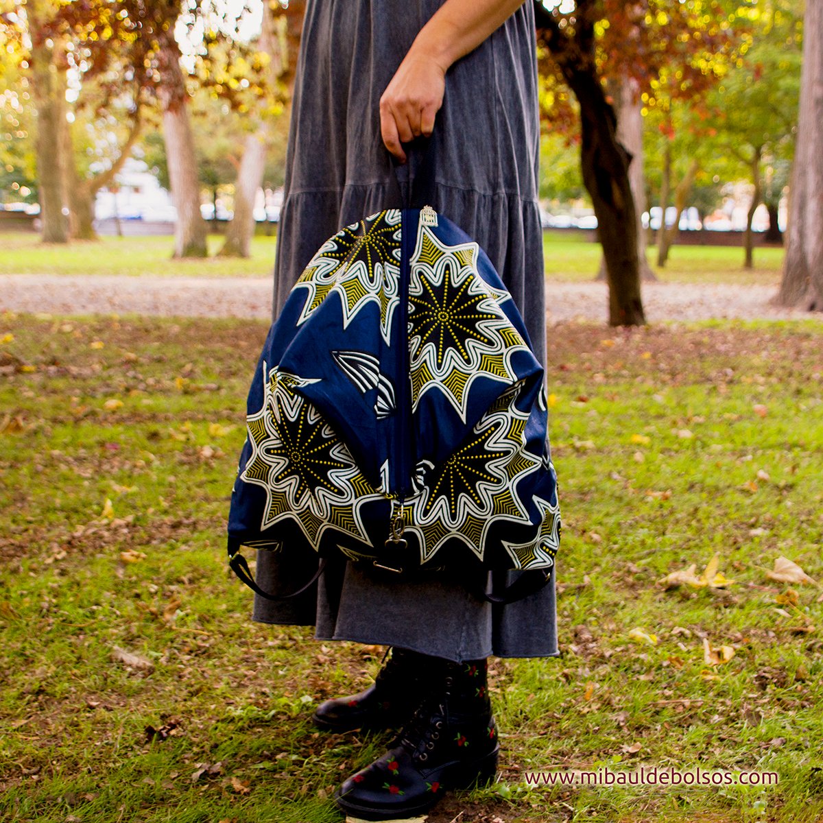 mibauldebolsos's tweet photo. 🍁🍂COLECCIÓN DE OTOÑO🍂🍁
Los tejidos africanos tienen una calidad maravillosa y este en concreto, traído de Senegal, es especialmente bonito con sus grandes estrellas estilo mandala 😍.
Puedes ver esta mochila aquí 👉https://t.co/YtHJpNZiSZ

#handmade #hechoamano #mochilas https://t.co/oVVvH9Ajz9