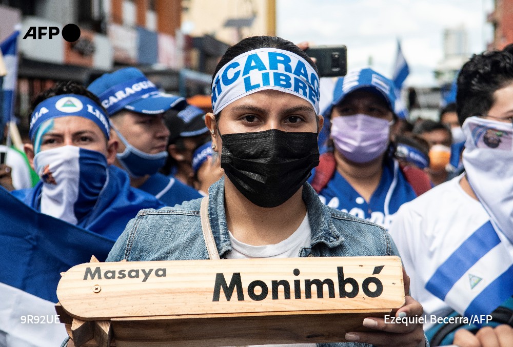 Unos mil nicaragüenses exiliados en Costa Rica marcharon por las calles de San José exigiendo la salida del poder del presidente de su país Daniel Ortega, quien se encamina este domingo a un cuarto mandato consecutivo en unas elecciones con candidatos opositores presos #AFP