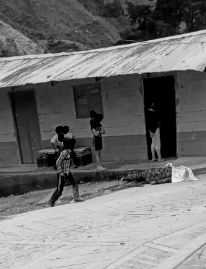 AscatNa's tweet image. Está imagen en Santa Lucia #Ituango Es  la escena que se empeñaron en conseguir quienes trabajaron para hacer trizas el acuerdo de paz. Niños sometidos a la crueldad de la guerra, una comunidad aterrorizada y el Estado sometido por los criminales. #SOSItuango