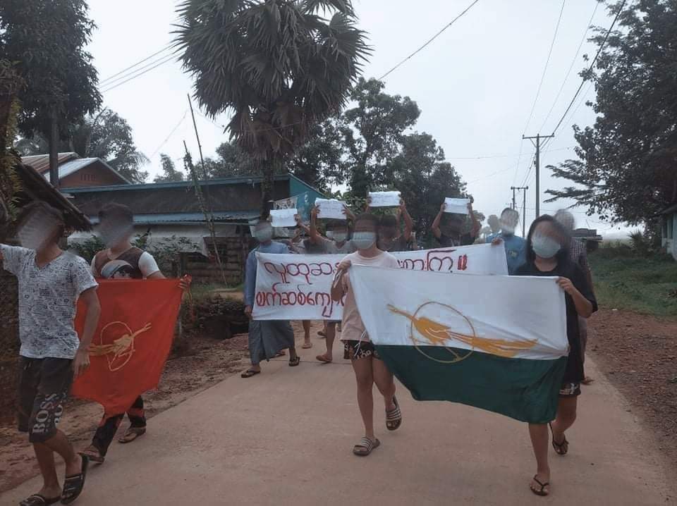 Danial_Phyo's tweet photo. "Respect the will of the people and boycott the Fascist school"

Basic Education students from LaungLone tsp condemned the military slavery education system by staging the morning strike in guerrilla style 🚩

LEGALIZATION OF NUG
#Nov7Coup  
#WhatsHappeningInMyanmar https://t.co/IZEirDTGnU