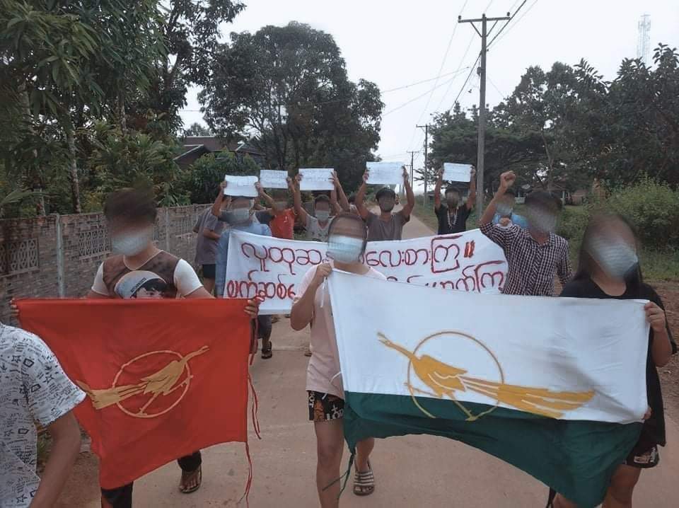 Danial_Phyo's tweet photo. "Respect the will of the people and boycott the Fascist school"

Basic Education students from LaungLone tsp condemned the military slavery education system by staging the morning strike in guerrilla style 🚩

LEGALIZATION OF NUG
#Nov7Coup  
#WhatsHappeningInMyanmar https://t.co/IZEirDTGnU