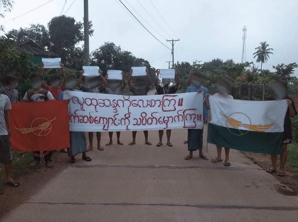 Danial_Phyo's tweet photo. "Respect the will of the people and boycott the Fascist school"

Basic Education students from LaungLone tsp condemned the military slavery education system by staging the morning strike in guerrilla style 🚩

LEGALIZATION OF NUG
#Nov7Coup  
#WhatsHappeningInMyanmar https://t.co/IZEirDTGnU