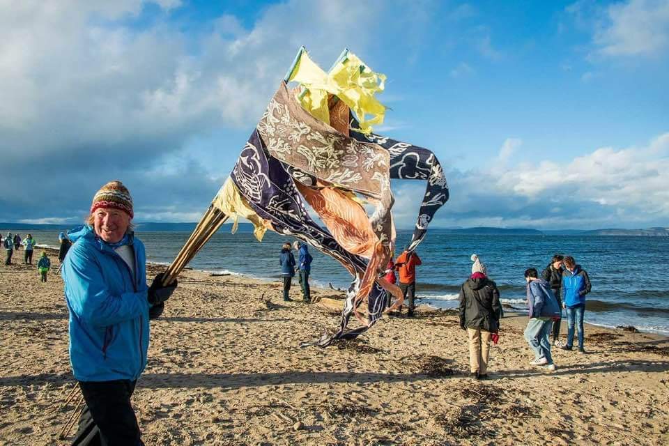 Great to see the #Nairn #BeachofDreamsUK flags made at @Nairn_Festival being used to support the #GlobalDayofAction, organised by Mandy Murray.
Read more about Beach of Dreams: kinetika.co.uk/beach-of-dreams

#ClimateAction #COP26 #sustainablecraft #flags #silkflags