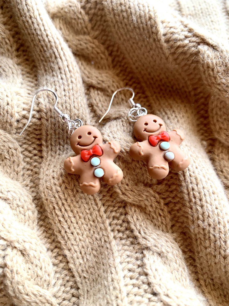 LyraCreations's tweet photo. Ginger Bread Man Earrings are available right now!! 🎄🎄🎄

get them with the link below!! 🤍 https://t.co/3gN42YnkNV