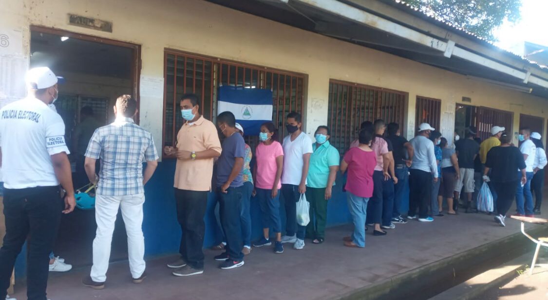 QuezadaUve's tweet photo. Continúa el pueblo de #Nicaragua ejerciendo su derecho al voto

 ¡Viva él Cmdte. Daniel! 
¡Viva la Cra Rosario!
 ✊ 🗳 ✌️ 🇳🇮 ❤️ 🖤

#DerechoUNANLeon
#EleccionesSoberanas2021
#UnidosEnVictorias
#FuerzaDePuebloQueVence https://t.co/Ims1dKhMUq