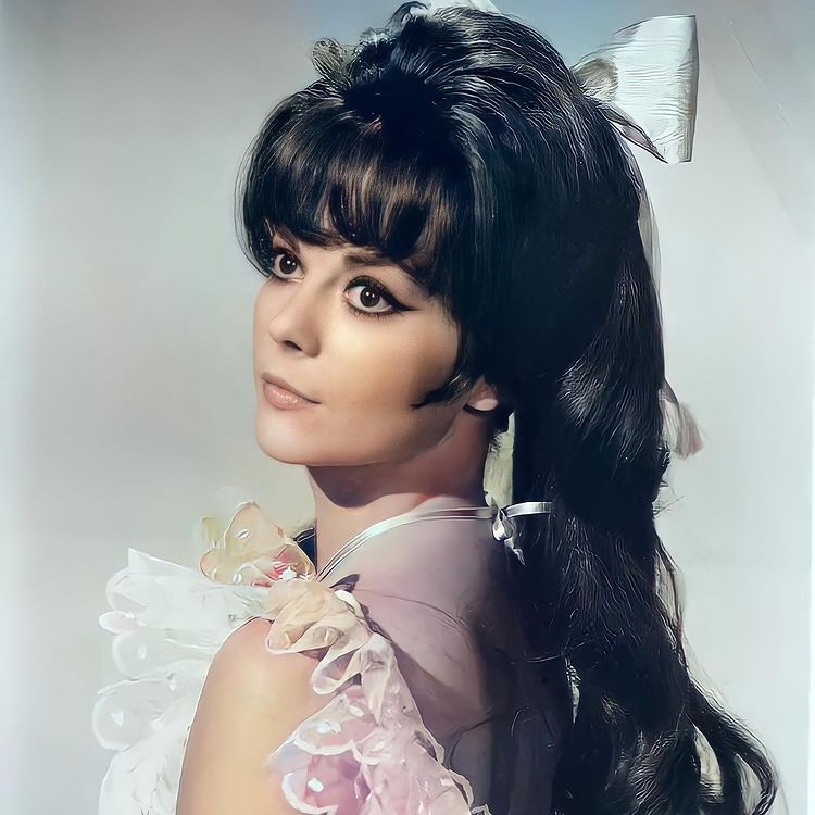 oldmovieactress's tweet photo. https://t.co/Rcl7HYimas A doll-like Natalie Wood in a promo picture for โPenelopeโ (1966)
#nataliewood #1960s
#actress #60sfashion #60style
#oldhollywoodglamour https://t.co/WN8WLlOXIL