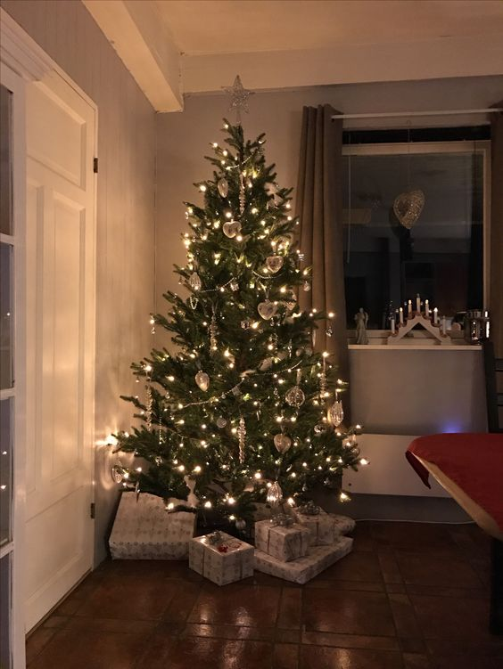etherealdior's tweet photo. holiday dinner parties, i'm ready for you https://t.co/nwwcJICVel