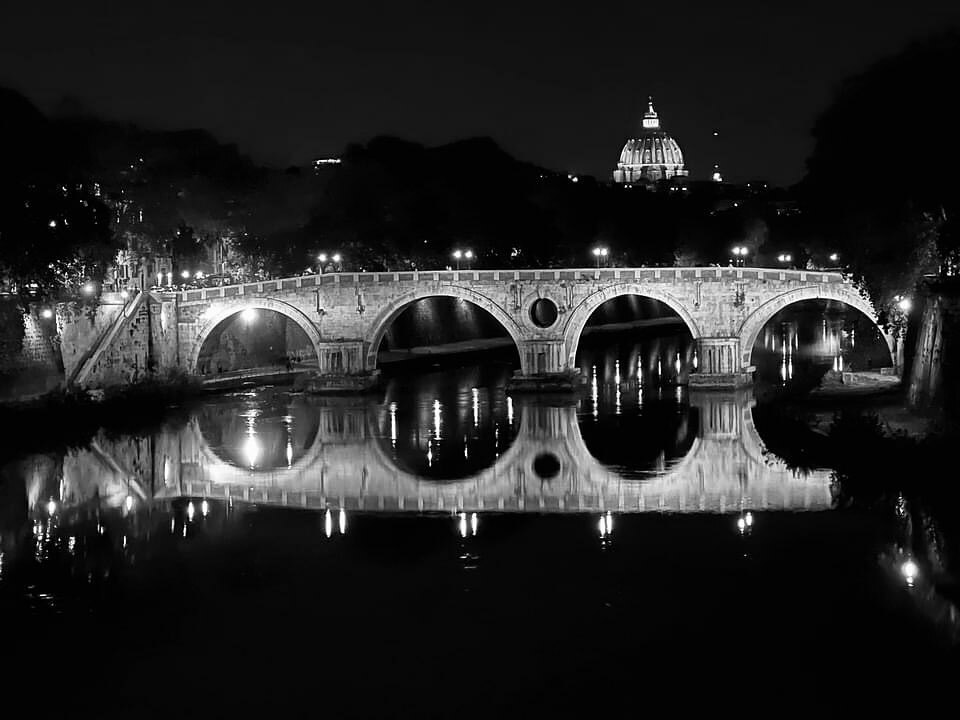 Città eterna🖤

#bnwphotography #bnw_captures #bnw_greatshots #bnwmood #bnwzone #bnw_rose #bnwframing #bnw_demand #bnw_city #bnw_of_our_world #bnw_planet #bnw_magazine #bnw_legit #bnw_focus_on #bnw_addicted #bnw_diamond #bwphotography #bwoftheday #monochrome #blackandwhitepho…