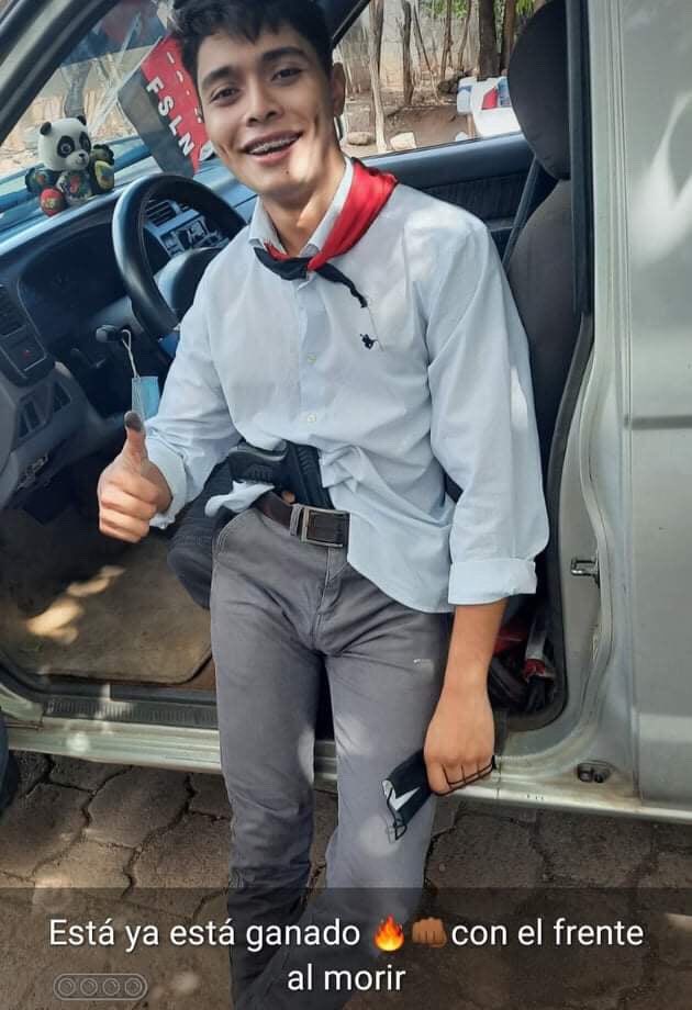 PsicologoNica's tweet photo. Este es Roberto Ramírez vive por La Ermita el Socorro en Granada. Anda jugando de loco con ese cuete. Publícalo. Estos son los sandinistas que andan con impunidad para matar y no tener responsabilidad. Pueblo quédense en casa no se arriesguen. https://t.co/lUKzQOzv0p
