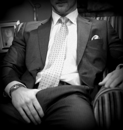 Daddy solo. Dominant Gentleman. Man in Suit. Gentleman aesthetic. Fototeta.