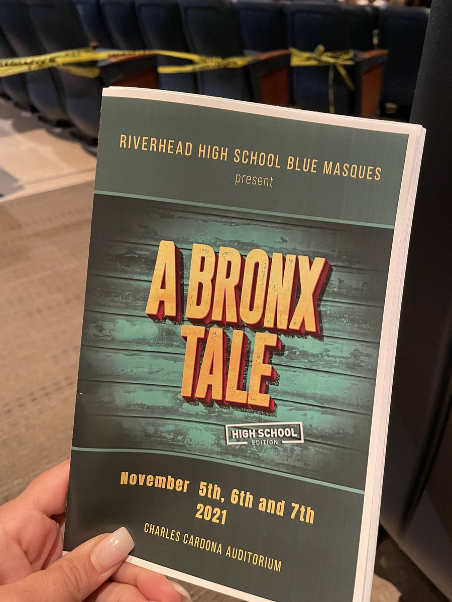LoriKoernerRCSD's tweet photo. Live theater is BACK @RiverheadCSD !! Amazing talent! @RiverheadHS #bluemasques https://t.co/degwCojULJ