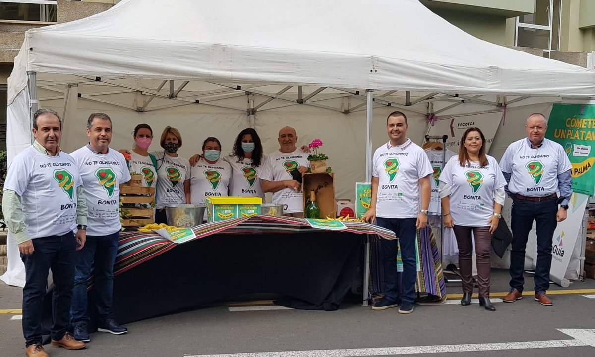 Teresabogo's tweet photo. Hoy el municipio de Guía se ha sumado a la iniciativa solidaria “Cómete un plátano por La Palma” que organiza la federación insular #fecoeca a través de #Fenorte y la Asociación de Empresarios y Profesionales de Guía, #Proguía. Ahora más que nunca consume #ProductoLocal https://t.co/J9DxIYMFsU