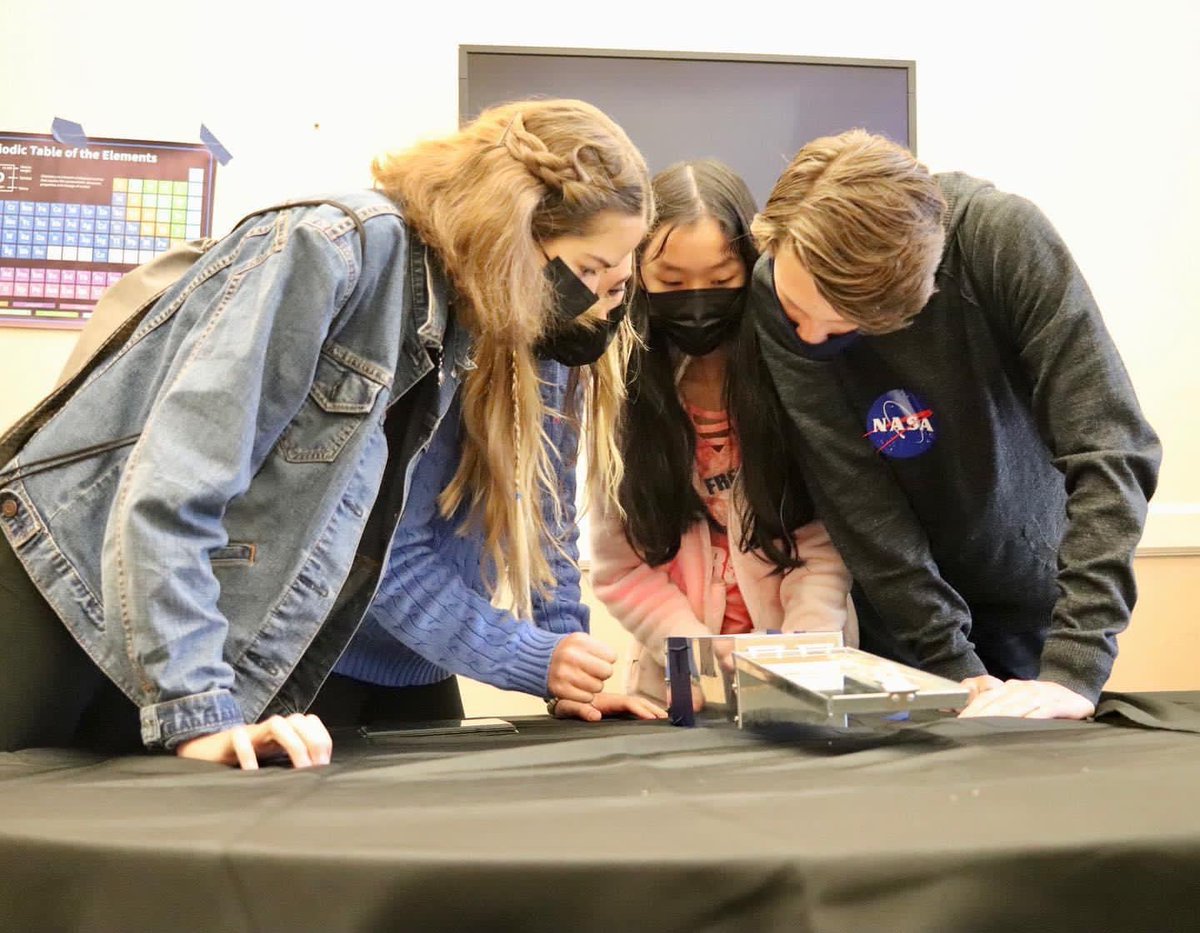 LNSTEM_MrAllen's tweet photo. Some more pictures from yesterday’s event! I am so impressed with the @KnoxSchools middle school students as well as our students from the Idea Factory who designed and ran the entire competition! Proud to be a @LNSTEMAC Gryphon! #ThinkDifferently https://t.co/TV4XHHHIze
