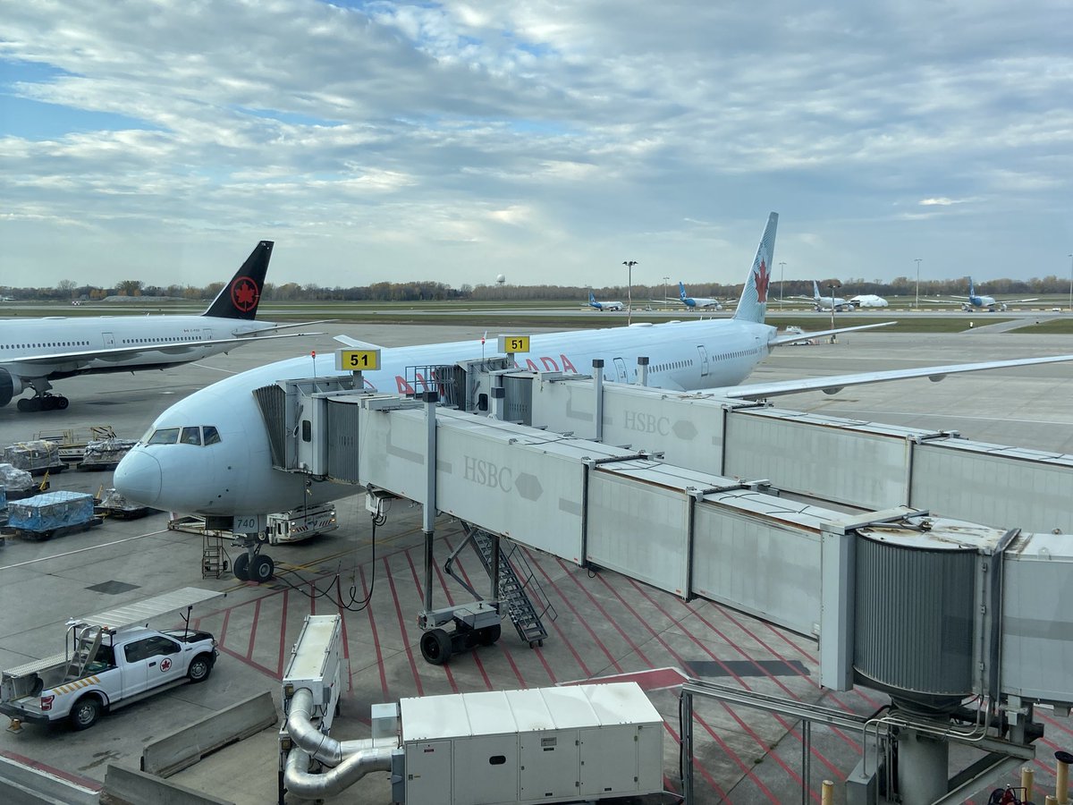 nashtags's tweet photo. À Montréal. 💙🤍💙 4h à tuer avant un nouveau vol pour Halifax. Heureusement, ici ça parle #correctement. 🇧🇪🇨🇦🇨🇭 https://t.co/s2mpIalpVZ