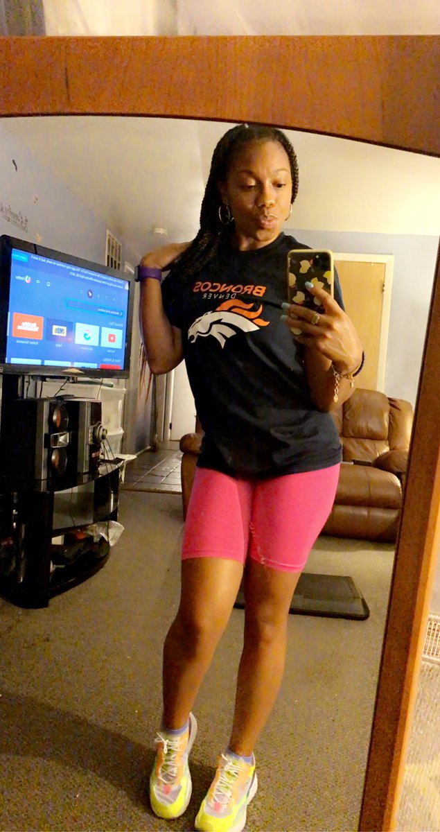 UniquelyFitted's tweet photo. #BroncosCountry has held the #dallascowboys to 0 😳 #DENvsDAL #NFL #NFLSunday #NFLTwitter #footballqueen #footballisfamily https://t.co/ftuCKllIg8