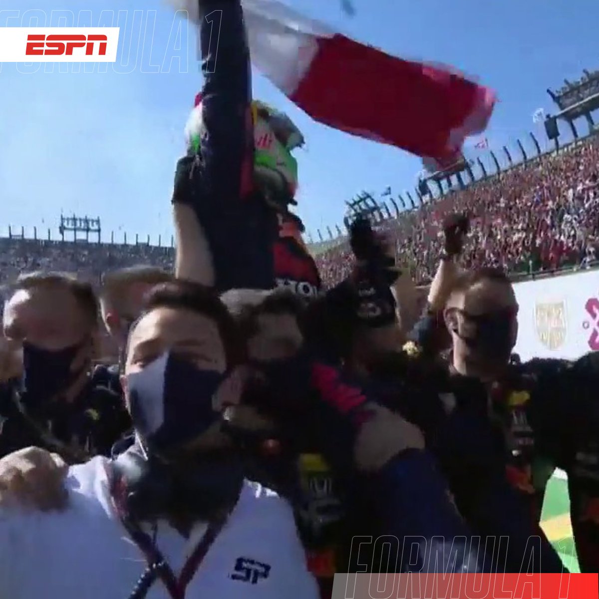 ESPNmx's tweet photo. ¡OLE, OLE, OLE, CHECO, CHECO! 👏 👏 👏

Sergio Pérez ante su público logra el ansiado podio 🤩

#MexicoGP #F1ESTA #MíraloEnStarPlus 

https://t.co/TUGsiX60mT https://t.co/x0eN1q1qiN