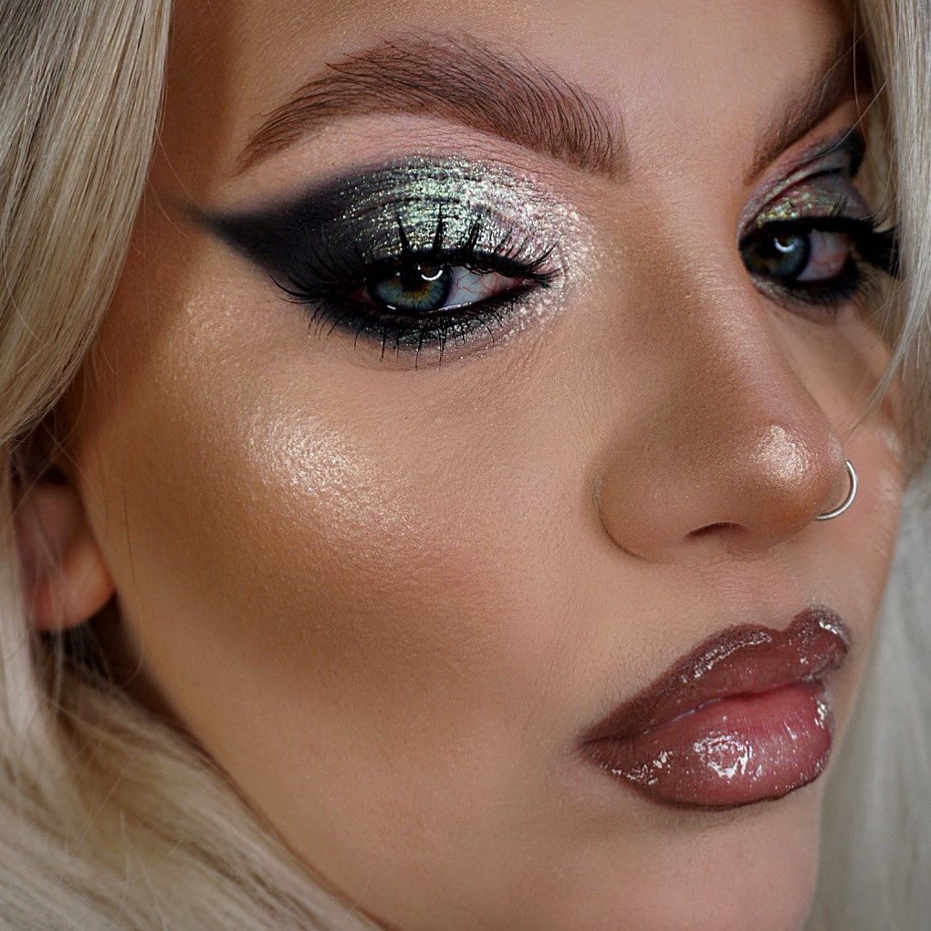 Something about <a href="/MACcosmetics/">M•A•C Cosmetics</a> Hypnotising Christmas Eyeshadows that got me like 😍😍