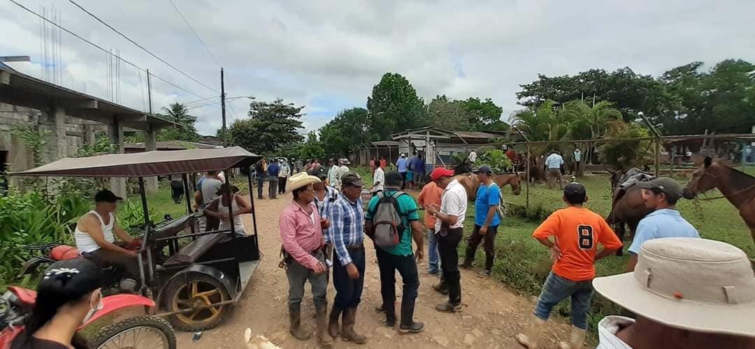 xarfyc's tweet photo. En #Nicaragua manda el pueblo y los pobladores de Nueva Guinea en la Región Autónoma de la Costa Caribe Sur así lo demuestran… 

A pie, en carreta o a caballo llegan a ejercer sí derecho al voto.

#UnidosEnVictorias
#EleccionesSoberanas2021 https://t.co/fJ1KweESZ7