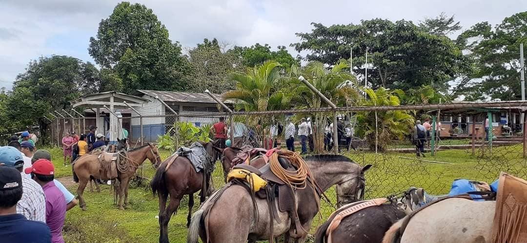 xarfyc's tweet photo. En #Nicaragua manda el pueblo y los pobladores de Nueva Guinea en la Región Autónoma de la Costa Caribe Sur así lo demuestran… 

A pie, en carreta o a caballo llegan a ejercer sí derecho al voto.

#UnidosEnVictorias
#EleccionesSoberanas2021 https://t.co/fJ1KweESZ7