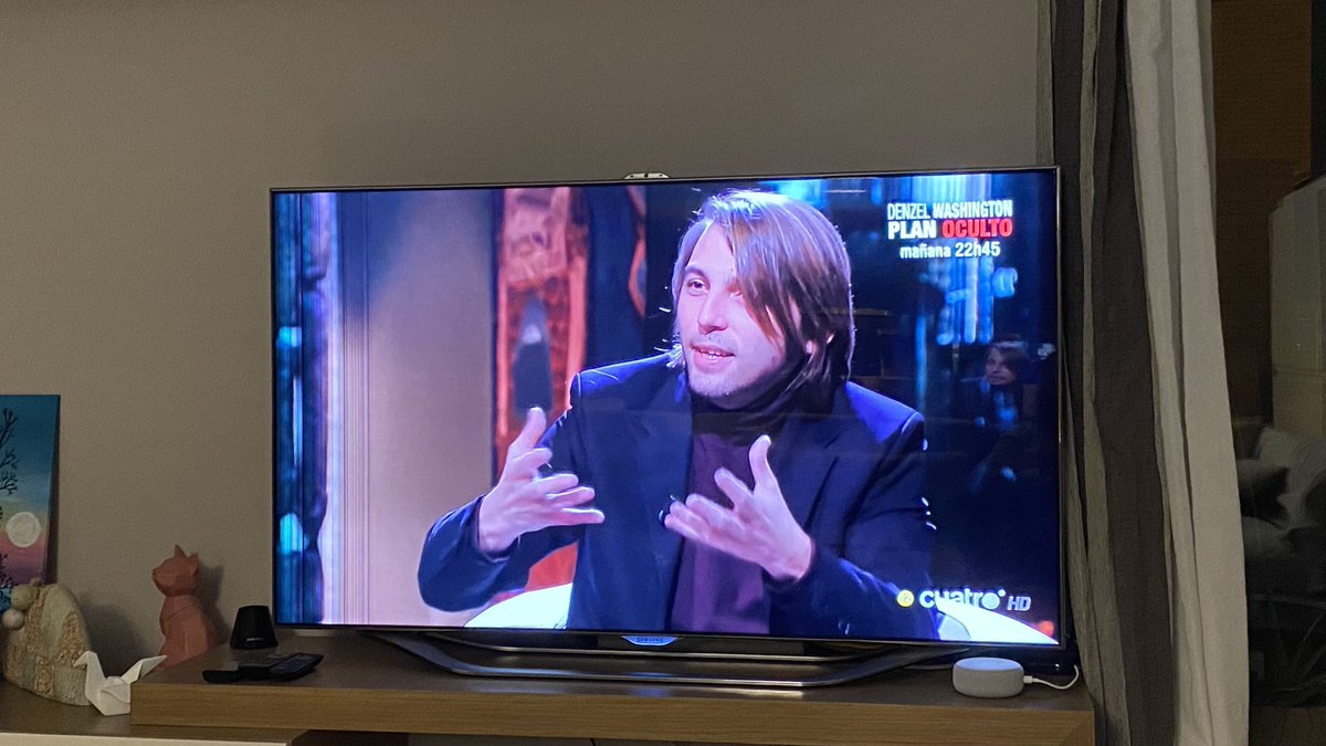 perrymey's tweet photo. Hablando de libros en prime time!👏🏻👏🏻👏🏻👏🏻Grande ⁦@navedelmisterio⁩ ⁦@juansotoivars⁩. Ojalá más gente se parara a ver que #CuartoMilenio es mucho más que un programa de “fantasmas”. Cada día me gusta más!!❤️❤️❤️ https://t.co/1CEAAYGsdP