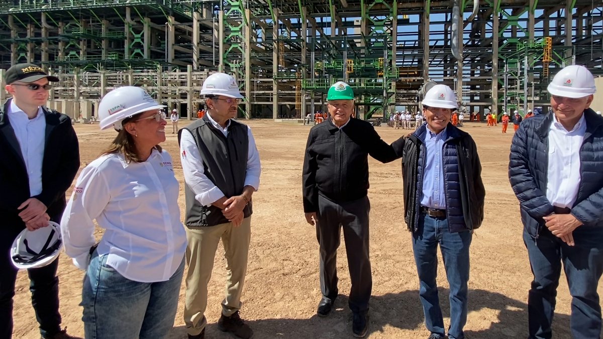 lopezobrador_'s tweet photo. Constatamos que después de cinco años se reinició la construcción de la coquizadora en la refinería de Tula, Hidalgo. Vamos a invertir 60 mil millones de pesos, se crearán 8 mil empleos y se producirán 30 mil barriles adicionales de gasolinas.

https://t.co/lxRtJEATnn https://t.co/GNYTMwZsl3