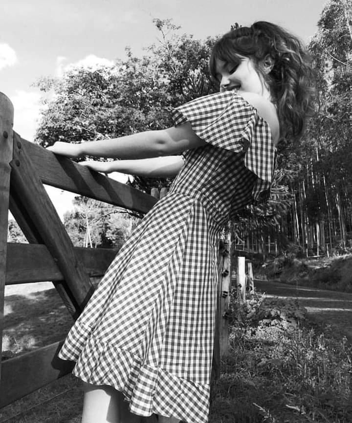 أحب الشخص الذي يجاري خيالي 
اقول له ،، أحب الغيم ،
ويرد قائلا : أحملك لتلمسيها ؟

#رنوسة