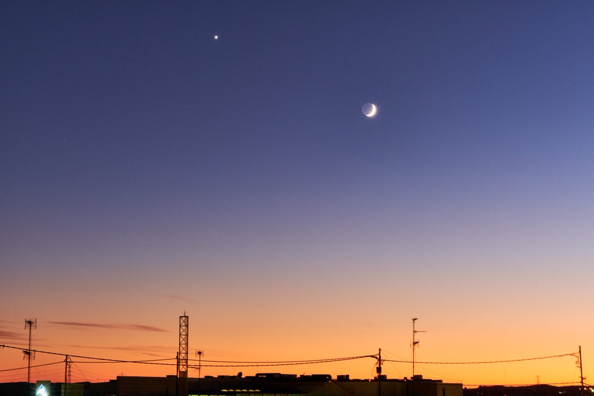 Astro_JuPiTeR's tweet photo. La Luna y Venus al atardecer, desde Alicante.

Fujifilm X-T3 y XF50-140
13s, f/20, ISO 320, 50 mm
Seguimiento con montura CG-5

@tiempobrasero #cielosESA #PlanetarioFoto #DespertarPlanetario @El_Universo_Hoy #LUNA #MoonLovers #MOONSHOT #Moon #Venus https://t.co/tlg5MvVEKa