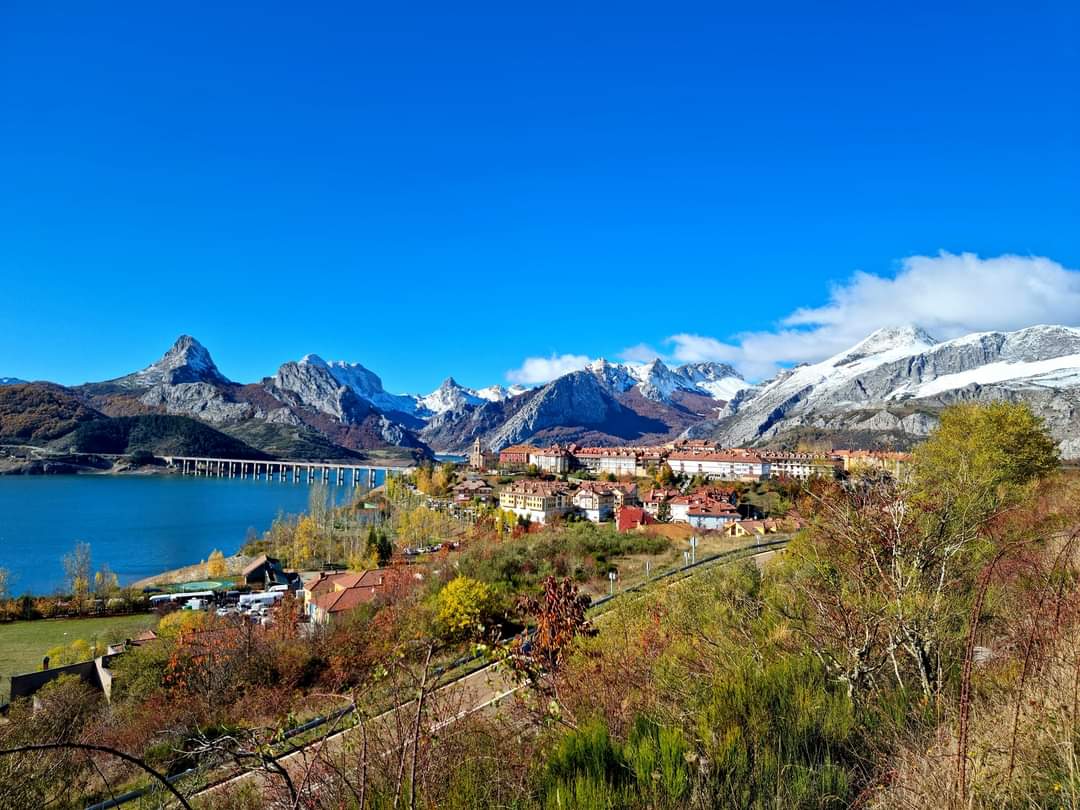 DDValderrueda's tweet photo. Con esta preciosa imagen de Riaño #leonesp cerramos la semana.

¡Buenas noches amig@s! 😘 https://t.co/lMpWtPceXj