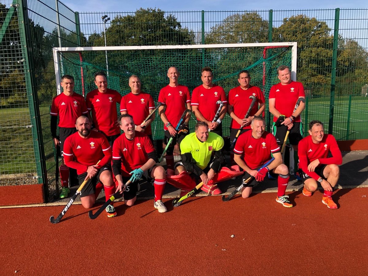 HociMen50s's tweet photo. Many of the @HociMen50s squad made up the Dragons Select XI playing Handbags this afternoon in a game followed by presentation of our prize after winning the Guildford Tournament earlier this year. Thanks to @mercianhockey for the GK kit. #LoveTheGame 🏴󠁧󠁢󠁷󠁬󠁳󠁿🏑❤ https://t.co/N4iKb3CdCY