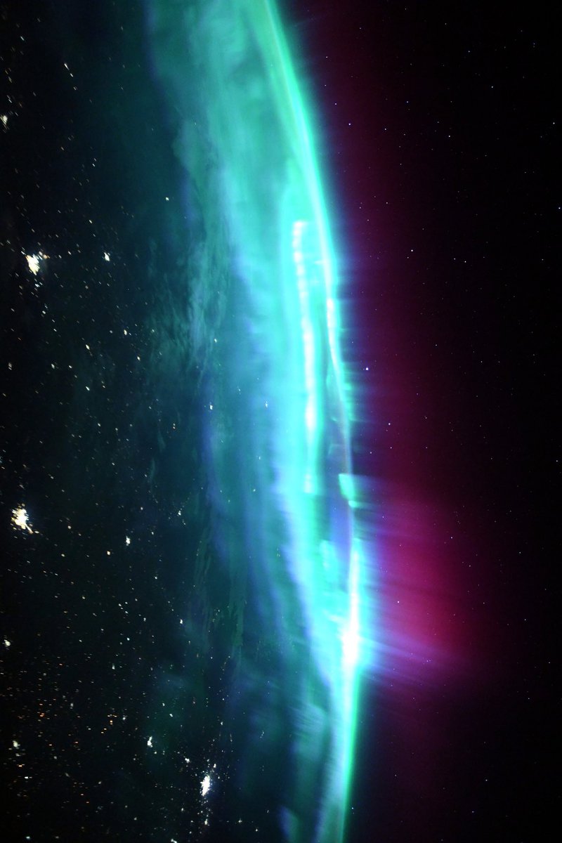 SpaceScience_'s tweet photo. La vue sous les aurores boréales du Canada d’avant hier / la vue d’hier de Thomas Pesquet depuis l’ISS 🤩 📸 https://t.co/cItCz4Gvai