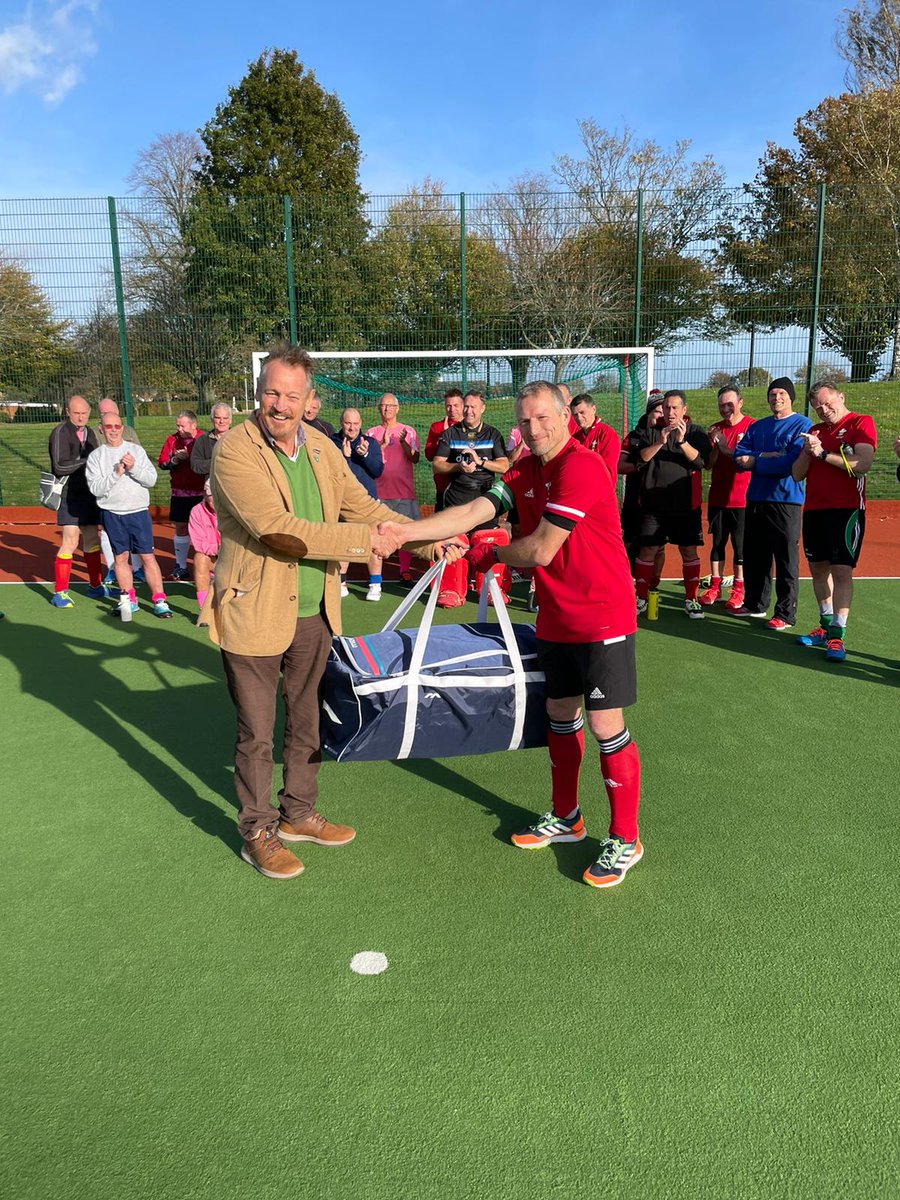 HociMen50s's tweet photo. Many of the @HociMen50s squad made up the Dragons Select XI playing Handbags this afternoon in a game followed by presentation of our prize after winning the Guildford Tournament earlier this year. Thanks to @mercianhockey for the GK kit. #LoveTheGame 🏴󠁧󠁢󠁷󠁬󠁳󠁿🏑❤ https://t.co/N4iKb3CdCY