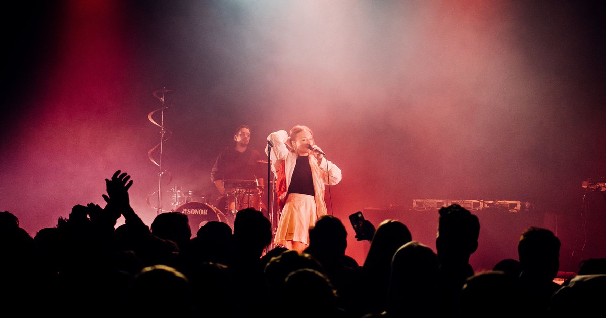 For 3 år siden spilte jeg min første konsert i hjembygda mi, Oppdal så klart, og på fredag 19. november kommer vi tilbake 💚 Arrangementet er gratis og du kan sikre deg billetter her: oppdalkulturhus.no/hanne-mjoen-yf… ✨ 
Håper vi sees!

Bilder: Peder Lowe