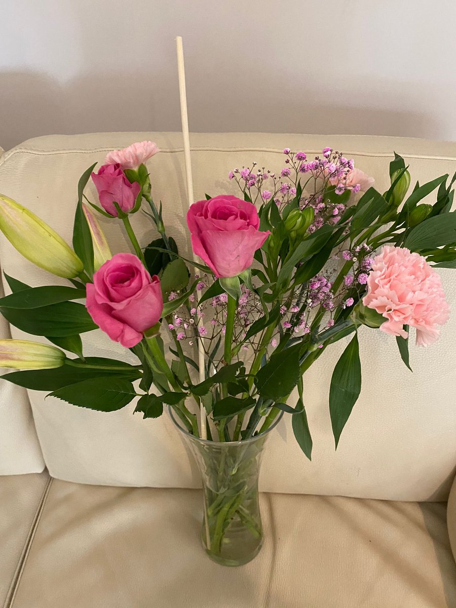 xMeenaVerma's tweet photo. @SerenataFlowers honestly, please explain how you justify sending these poor excuse for flowers when you advertise them so differently. How does this look the same? Someone make this make sense… #whatajoke #areyoubeingserious https://t.co/Tih1Pgimb8