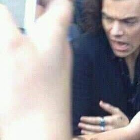 lhhcomfort's tweet photo. remember when a fan squeezed Harry Styles to make sure he really was real 😩 https://t.co/iLkoVSYspH