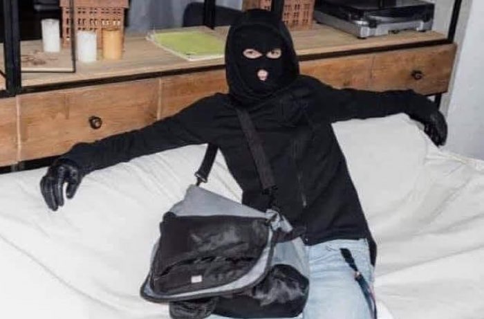 NoContextBrits's tweet photo. Me lying in bed watching BBC iPlayer with no TV licence. https://t.co/aTbooisexB