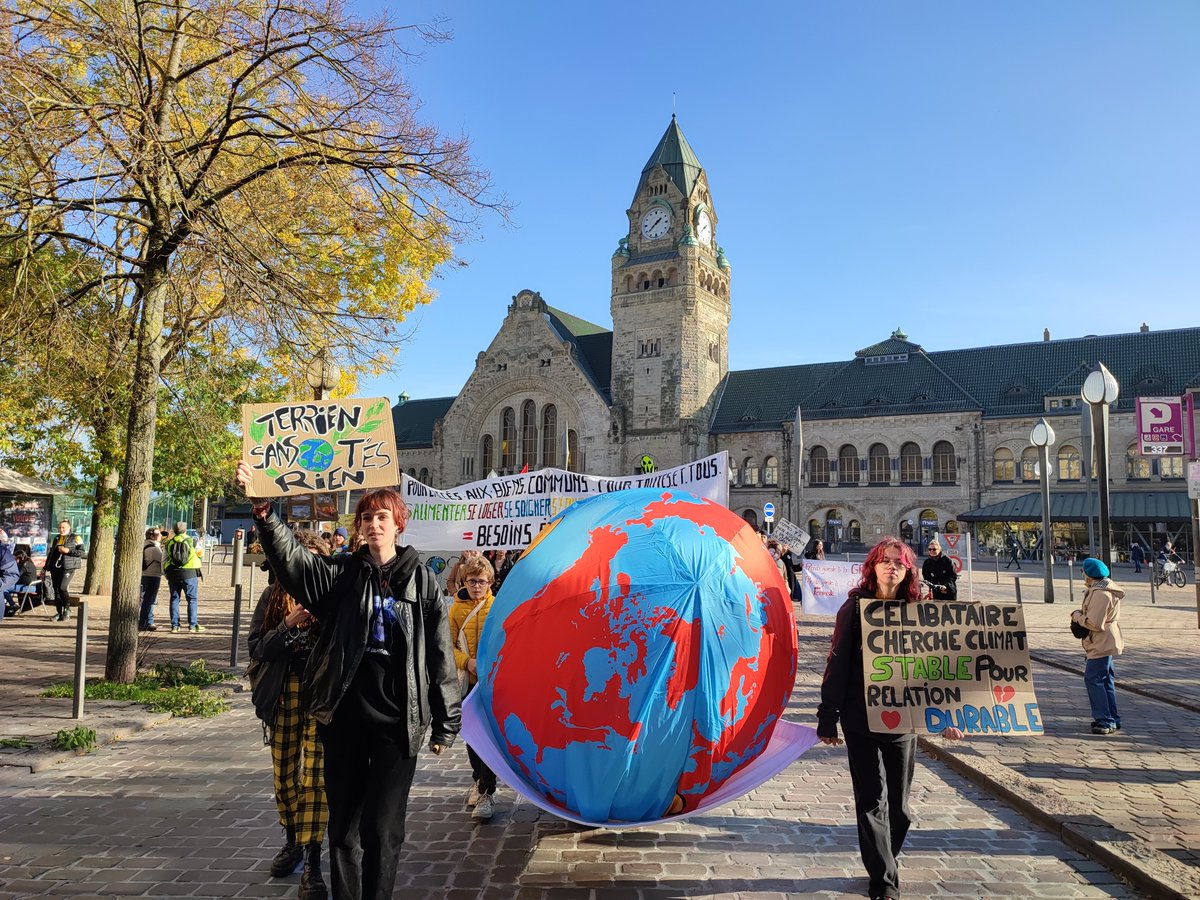 MetzClimat's tweet photo. Marche pour le climat et les besoins essentiels à Metz: merci aux trois cent participants et aux organisateurs !

#COP26 #CoP26Glasgow 
@COP26_Coalition   #6novembre  #6nov #AmbitionClimat #ClimateJustice #ClimateEmergency #Metz #MetzClimate https://t.co/Eqe6LublZU