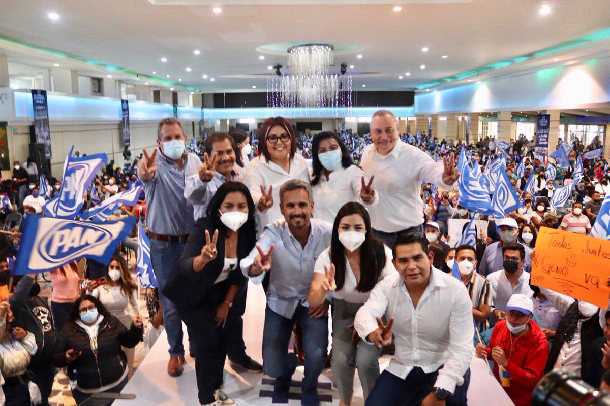 GenovevaHuerta's tweet photo. Gracias a los más de mil panistas por acompañarme en este cierre de campaña en Puebla capital.

Ustedes son la mayor motivación en este proyecto que es de todas y todos. 
¡Ya ganamos! 🙌🏻

¡Gracias por decir #YoVoyConGenoveva! 💙 https://t.co/owKUL0gsQE