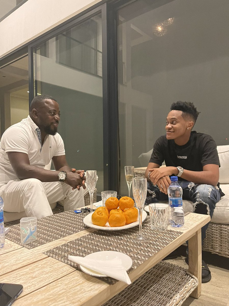 officialinnossb's tweet photo. Chillin in Lubumbashi with my good friend Honorable @zoekabila https://t.co/78gAOoExdJ