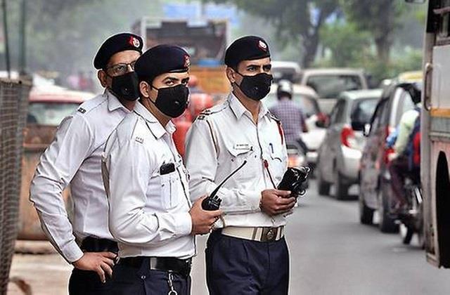 punjabkesari's tweet photo. दिल्लीवासियों को नियमों का उल्लंघन करना पड़ा भारी, पुलिस ने काटे 19,500 से अधिक चालान
https://t.co/35qJmt3Xt2
#ViolationRules #DelhiTrafficPolice #SpecialDrive #RuleViolation #NoEntryZone #License #GhanshyamBansal https://t.co/eL0XF8EPcS