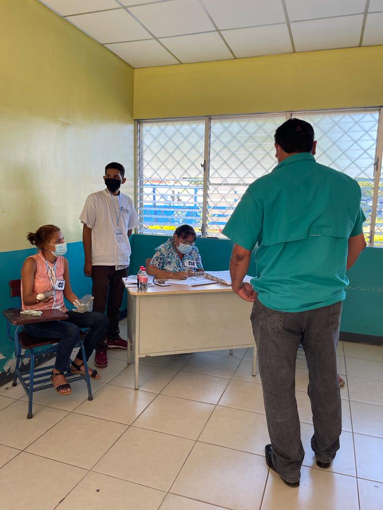Canal4Ni's tweet photo. El lanzador nicaragüense y big leaguer, Vicente Padilla, ya ejerció su derecho al voto en Chinandega
#EleccionesSoberanas2021 https://t.co/dQeDK4U6Wm