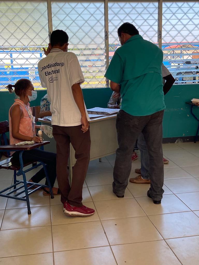 Canal4Ni's tweet photo. El lanzador nicaragüense y big leaguer, Vicente Padilla, ya ejerció su derecho al voto en Chinandega
#EleccionesSoberanas2021 https://t.co/dQeDK4U6Wm