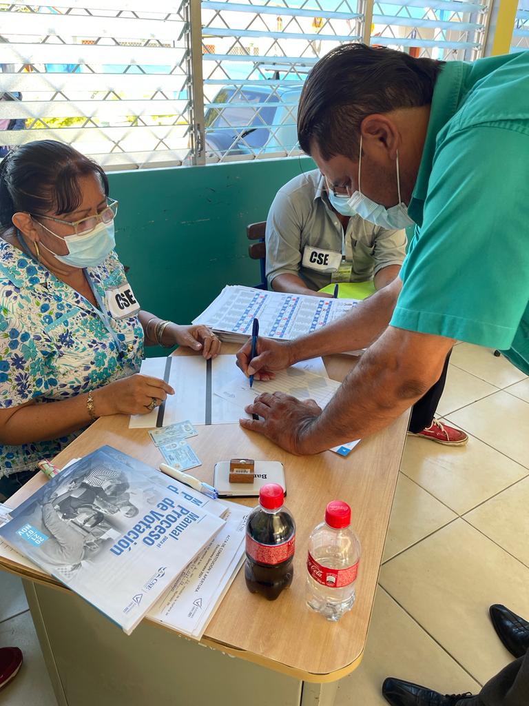 Canal4Ni's tweet photo. El lanzador nicaragüense y big leaguer, Vicente Padilla, ya ejerció su derecho al voto en Chinandega
#EleccionesSoberanas2021 https://t.co/dQeDK4U6Wm