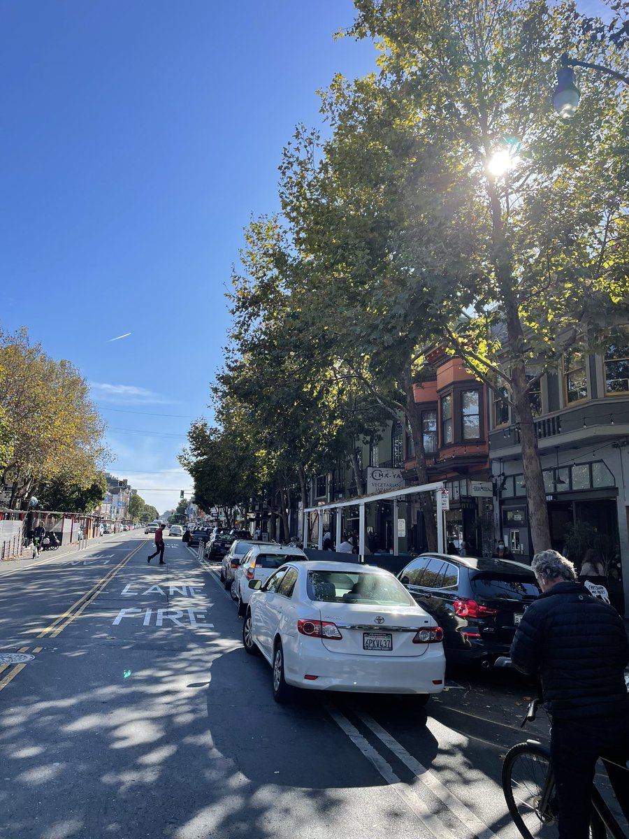 Andresdq21's tweet photo. Why even have bike lanes? #bikingsf #bikelaneblockers @sfbike @sfmta_muni @SF311 https://t.co/7ATftwejOM