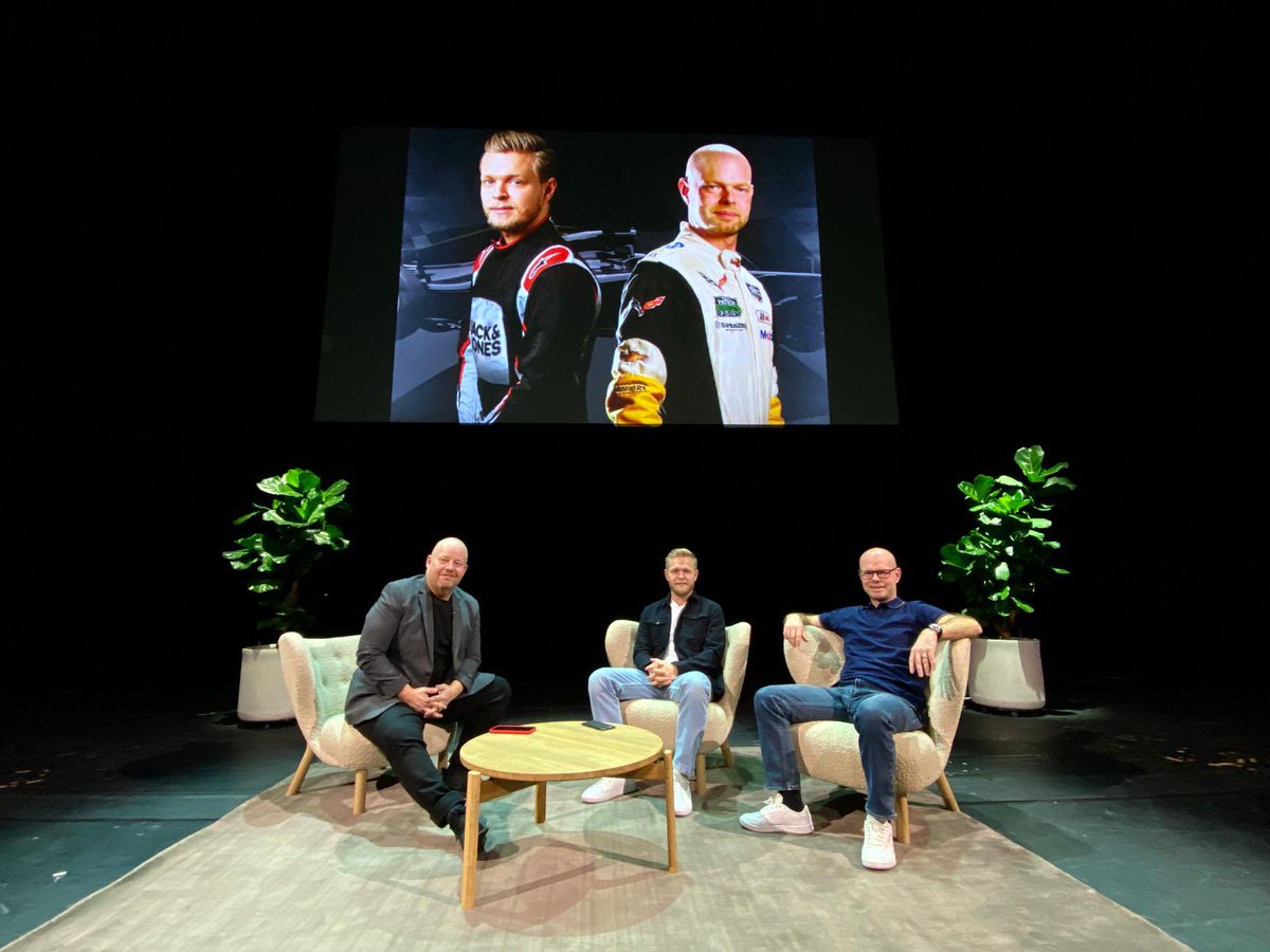 uljonsson's tweet photo. Hold da k…! for en uge. Udsolgte foredrag sammen med @KevinMagnussen og @janmagnussen i Aarhus, Aalborg, Odense, Roskilde og finalen i Operaen i København. Hvor var det vildt. Den uge glemmer jeg aldrig. TAK til alle, der kom til foredragene - og til Tikko for at arrangere dem. https://t.co/W8FRQBSOlk