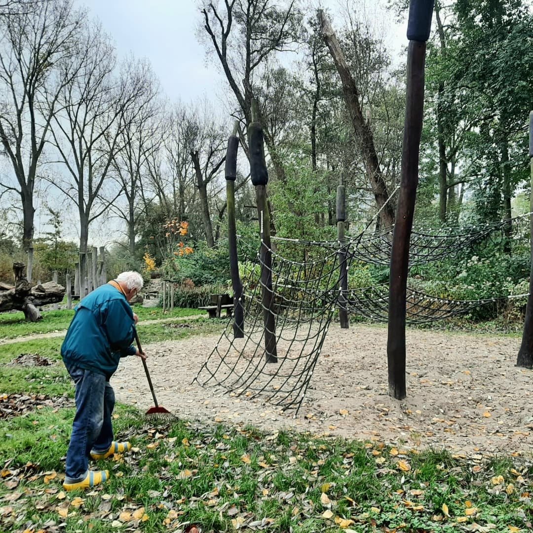 Bureau_RIS's tweet photo. Mooi om te zien dat projecten blijven groeien (letterlijk en figuurlijk) nadat ze zijn aangelegd! Bij #natuurspeelplaats #HetEiland in Gouda wordt maandelijks door onderhoudswerk verricht. Daarnaast is er als toevoeging een 1-puntsschommel geplaatst.
#natuurlijkspelen #Oosterwei https://t.co/AqxKN5aoMw