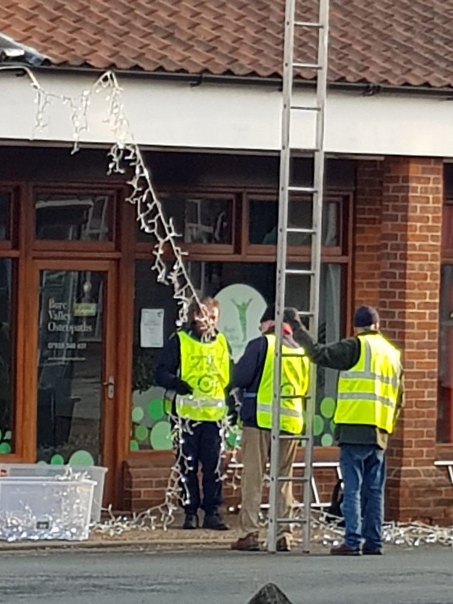 AylshamClub's tweet photo. Aylsham Rotarians supporting the local community by helping to put up the Christmas Lights. https://t.co/DbpQUGwAKx