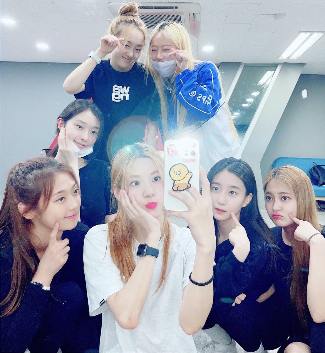 signfanuniverse's tweet photo. Get to know #CIGNATURE before they release their 2nd Mini Album #DearDiaryMoment!! https://t.co/WUu9Mrogjc