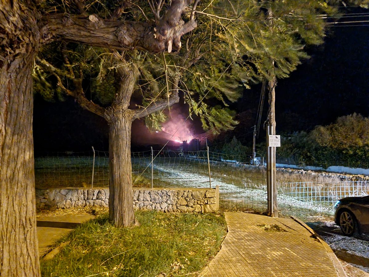 Fire in Siller area of Port de Pollença. Fire crews from Inca and Alcudia are helping to get it under control. 
Praying for everybody involved 🙏